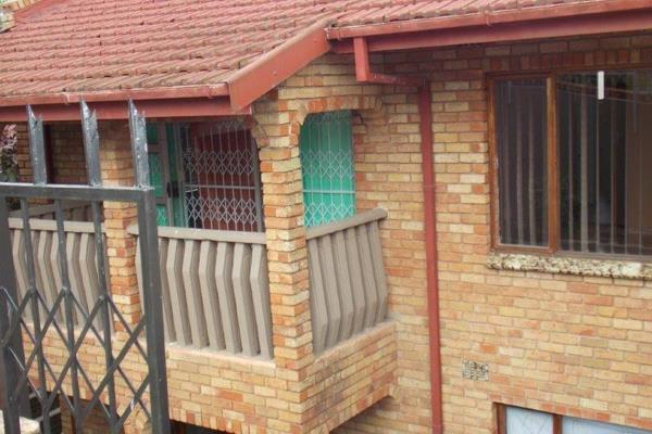 Hey there! Take a look at this lovely 5 bedroom, 2 bathroom home nestled in the friendly Havenside area of Chatsworth, South Africa. ...