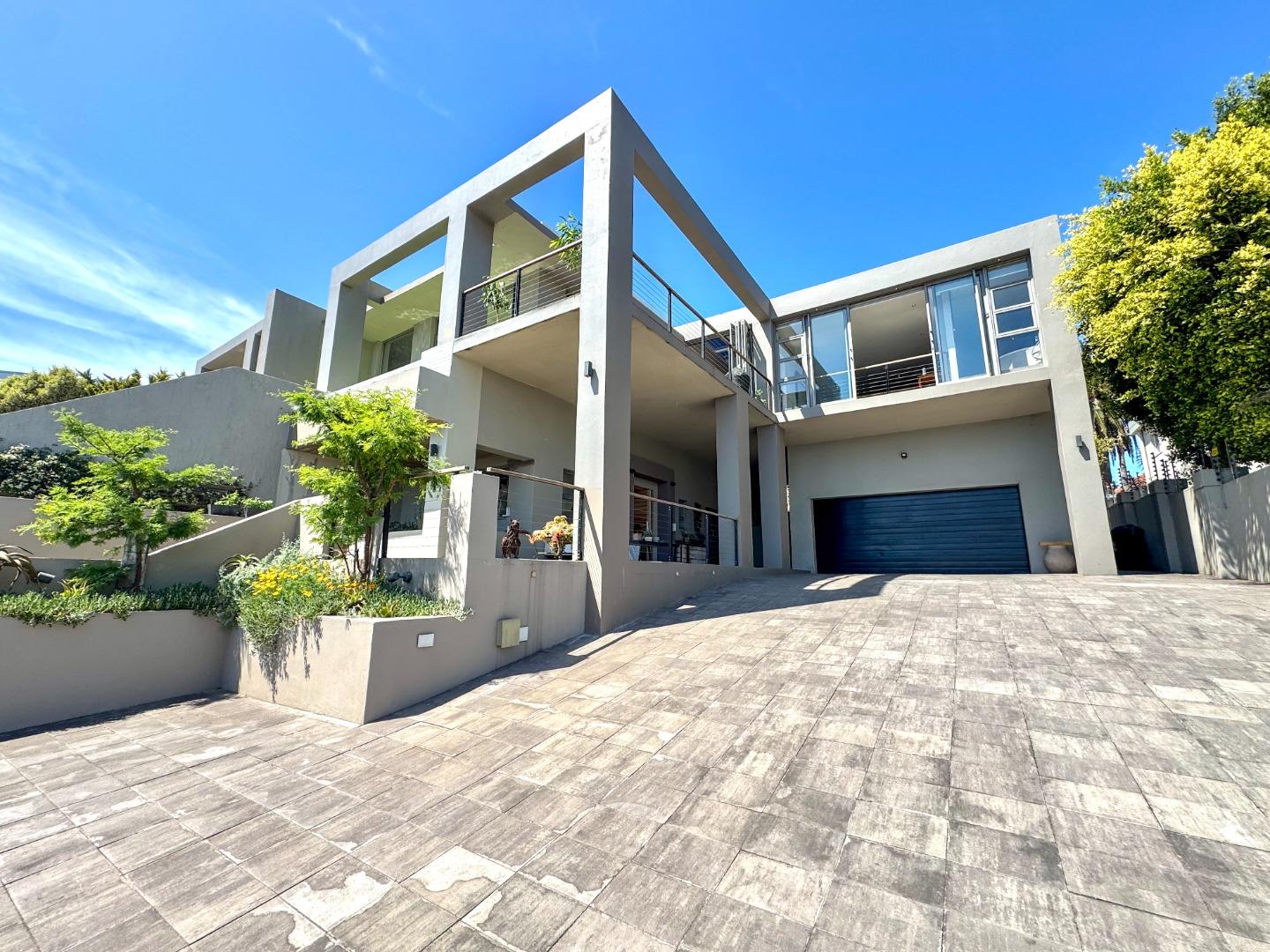 5 Bedroom House for sale in Humewood - P24-116655484