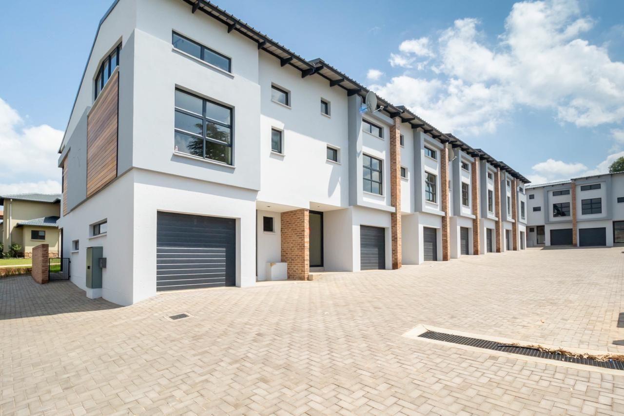 3 Bedroom Townhouse for sale in Ebotse Golf Estate - P24-116655561