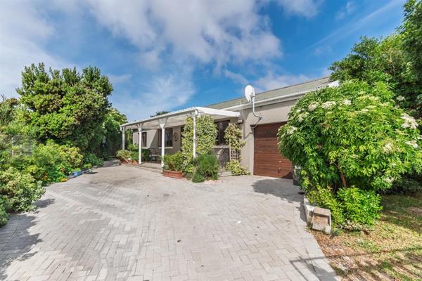 Delightful115m² Capri cottage set in large garden
R 2 680 000
Embraced by ...