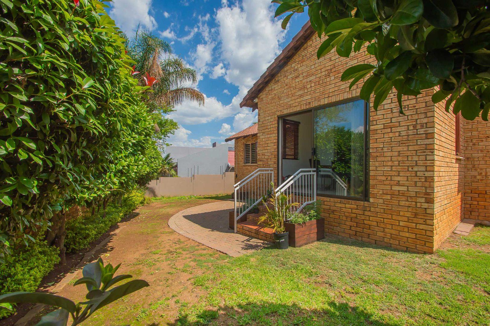 3 Bedroom Townhouse for sale in Ruimsig Noord - P24-116659540