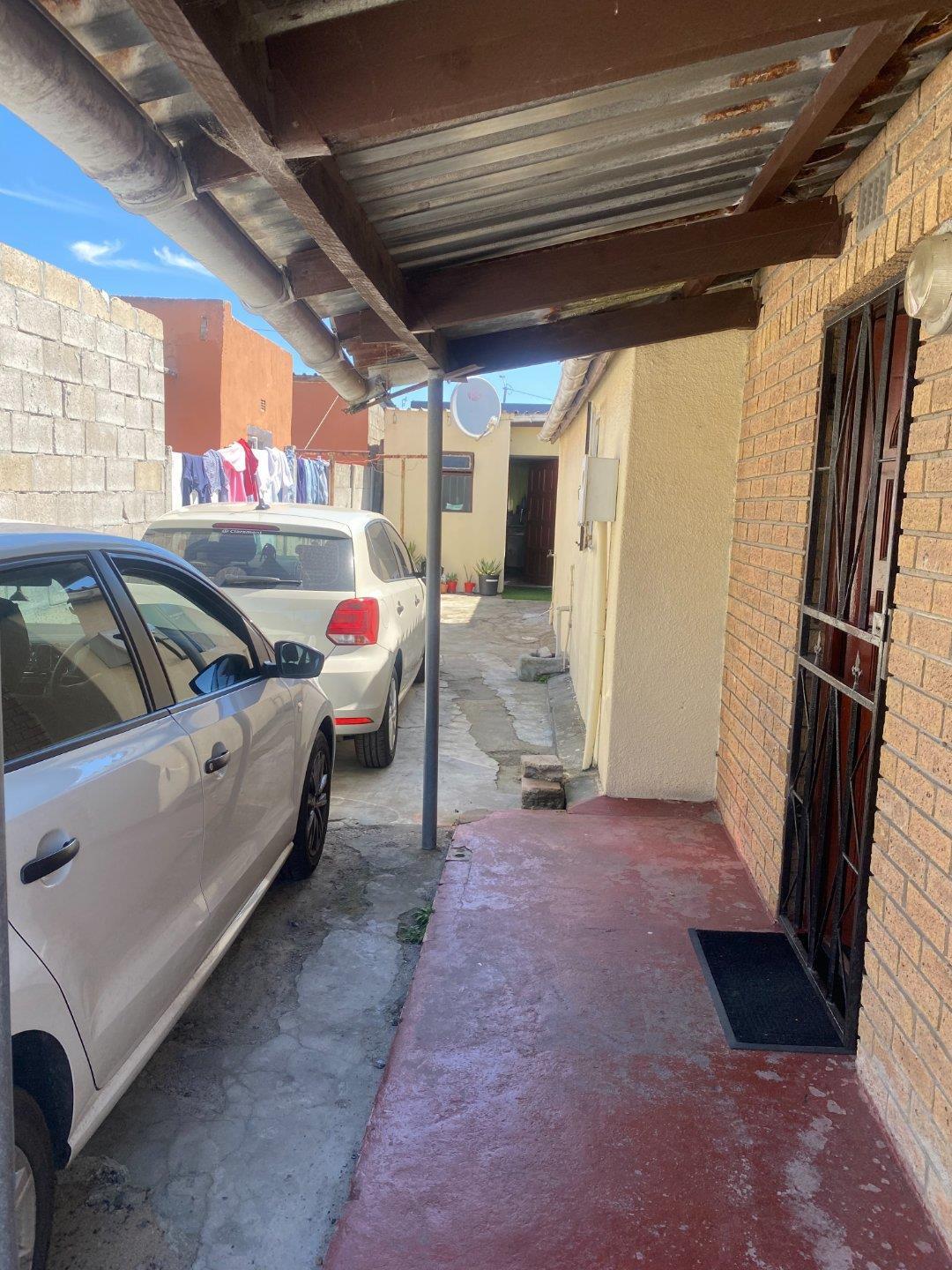 3 Bedroom House for sale in Manenberg - P24-116663660