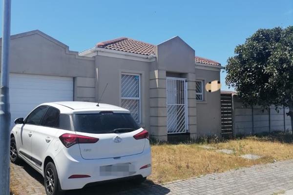Discover the perfect blend of comfort and convenience in this welcoming property located in the heart of Weltevreden Valley ...