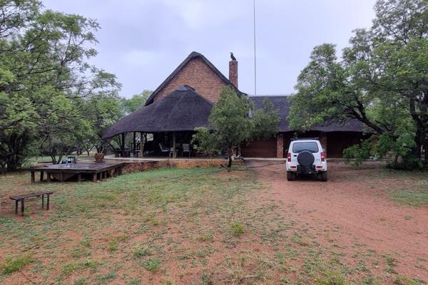 Escape to a lifestyle of tranquil luxury in this stunning 350.5m2 thatched and face brick home, nestled within the exclusive Bushwillow ...