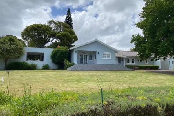 Sole Mandate 

Nestled in the prestigious Constantia, this extraordinary 4,101-square-meter estate offers an unparalleled blend of ...