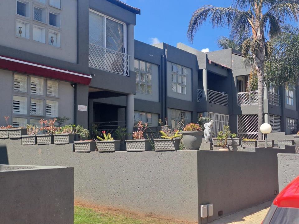3 Bedroom Townhouse for sale in Mulbarton - P24-116670938