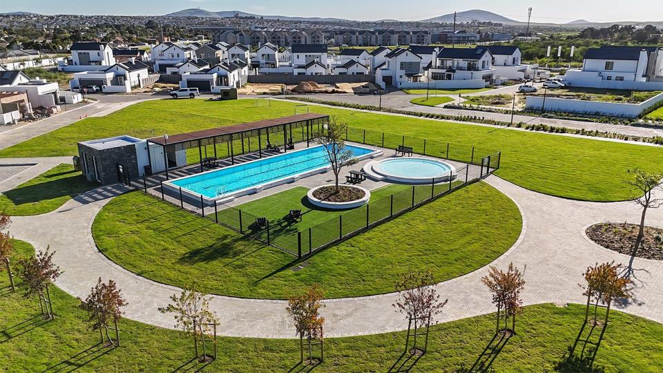 Listing number: P24-116684976, Image number: 3, Communal Swimming Pools
