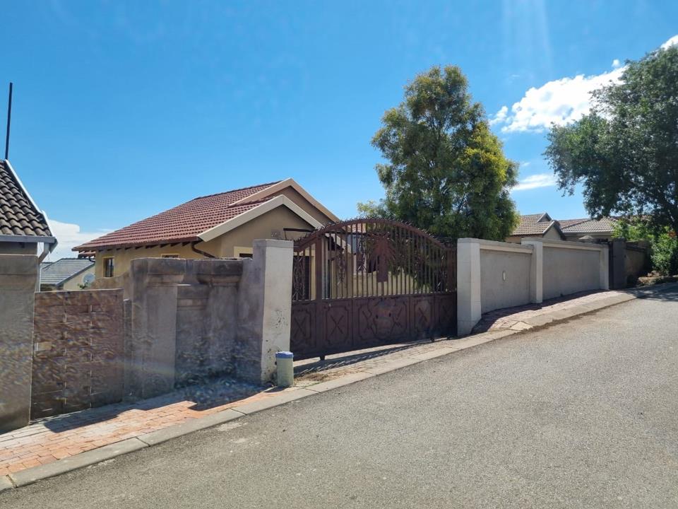 3 Bedroom House for sale in Roodekop - P24-116904182
