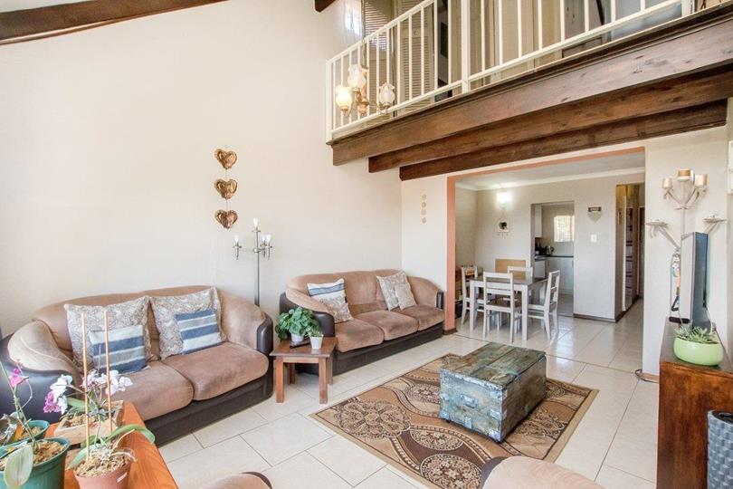 3 Bedroom Townhouse for sale in Silverfields - P24-116693318