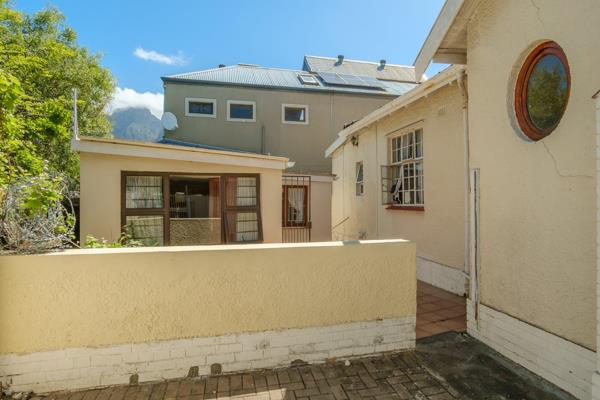 Situated next to the Rondebosch Common, this bachelor is the perfect place for a ...