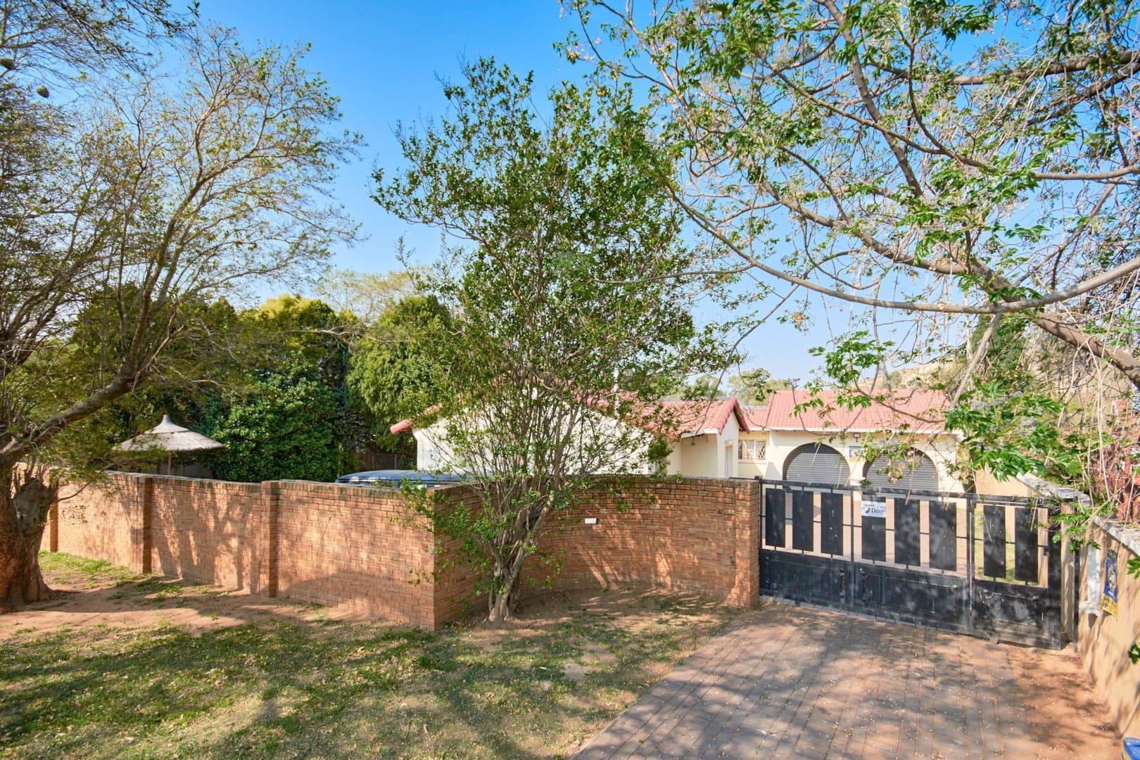 4 Bedroom House for sale in Fleurhof - 1 Bunker Avenue - P24-116698050