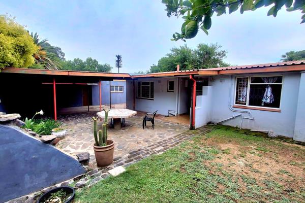 This lovely home offers the following:

3 Bedrooms with built-in cupboards

 1 Bathroom with a separate toilet

Large open-plan ...