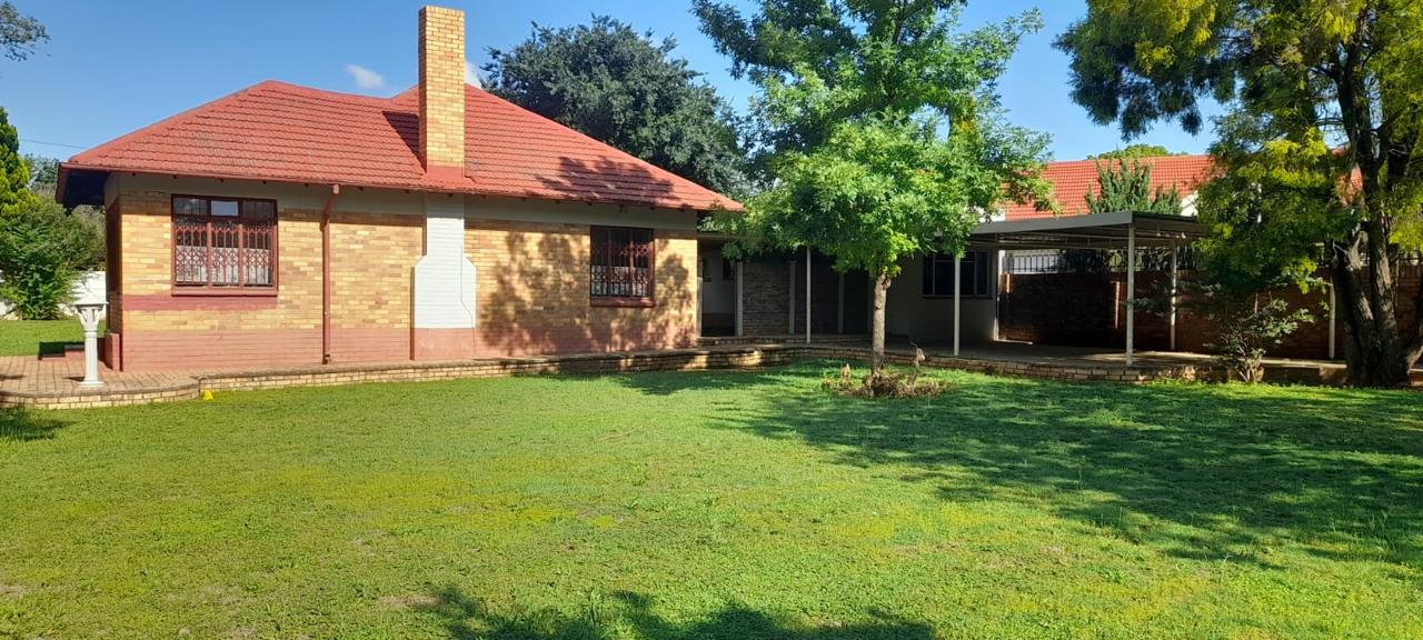 3 Bedroom House for sale in Stilfontein Ext 3 - P24-116796360