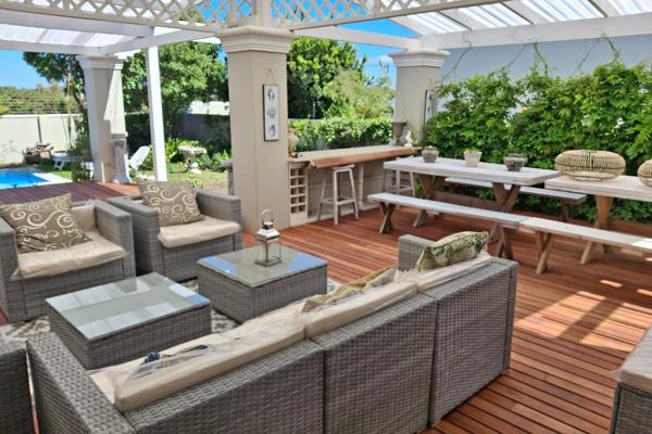 RAVEN MANOR 

A charming, spacious Georgian style home, with 2 bedrooms and 2 bathrooms, offering an ideal holiday in Plett, with ...