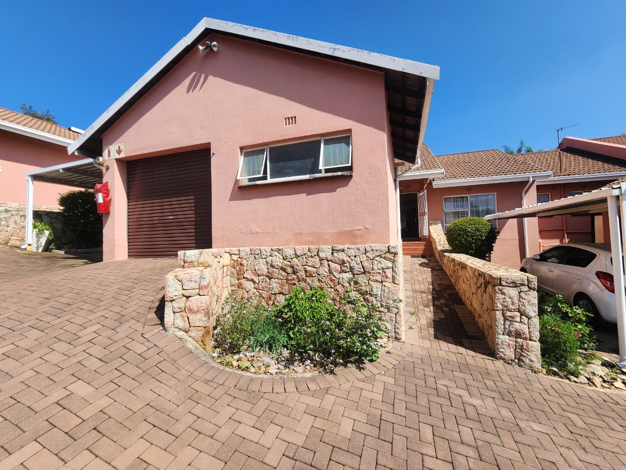 3 Bedroom Townhouse for sale in Mulbarton - P24-116713275
