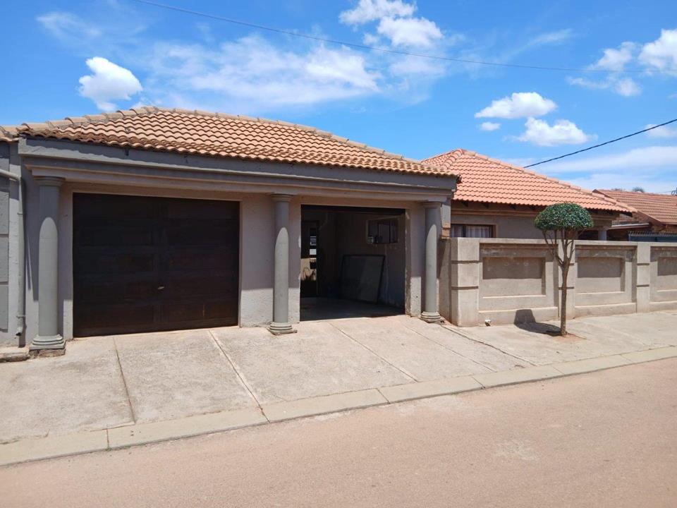 4 Bedroom House for sale in Mahube Valley - P24-116714550