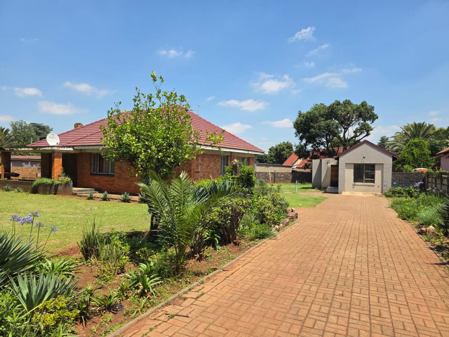 5-bedroom-house-for-sale-in-clayville-east-p24-116715491