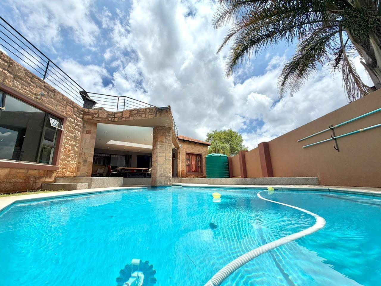4 Bedroom House for sale in Stone Ridge - P24-116718075