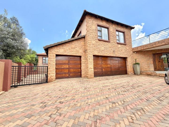 4 Bedroom House for sale in Stone Ridge - P24-116718075