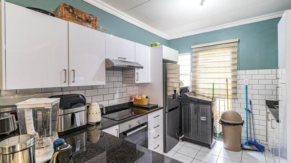 2 Bedroom Apartment / flat for sale in Kew - 285 Corlett Drive - P24 ...
