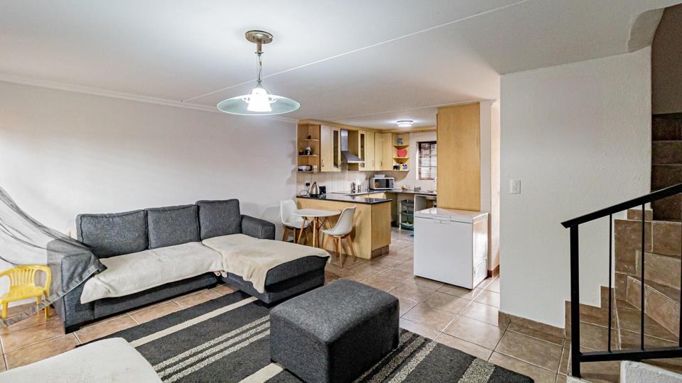 2 Bedroom Townhouse for sale in Radiokop - P24-116658148
