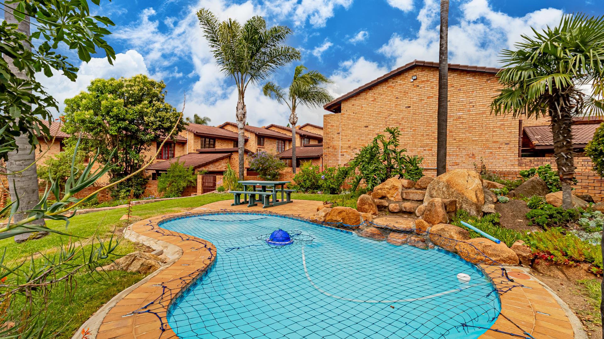 2 Bedroom Townhouse for sale in Radiokop - P24-116658148