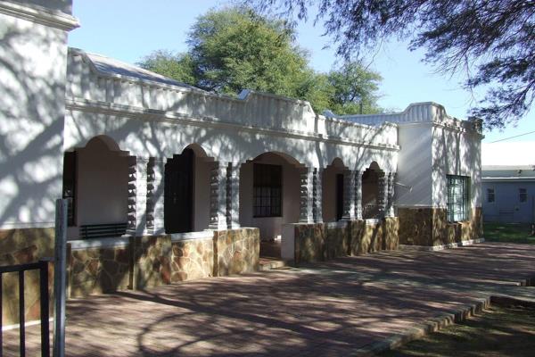 Hierdie pragtige en goed onderhoudende eiendom is te koop in die pragtige dorp, Loeriesfontein.

Die eiendom is uitstekend gelee¨ ...