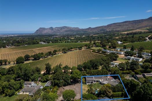 4 Bedroom House for sale in Constantia