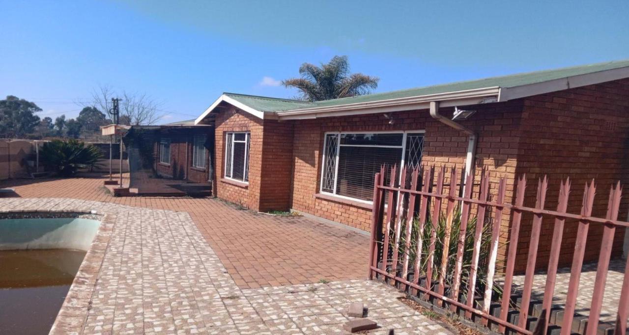 3 Bedroom House for sale in Strubenvale - P24-116748030