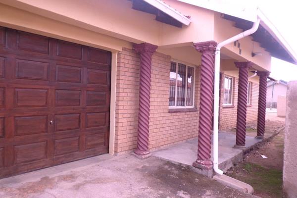 Welcome to this charming freehold house located in the desirable Emdo Park area of Polokwane, Limpopo. With a spacious floor size of ...