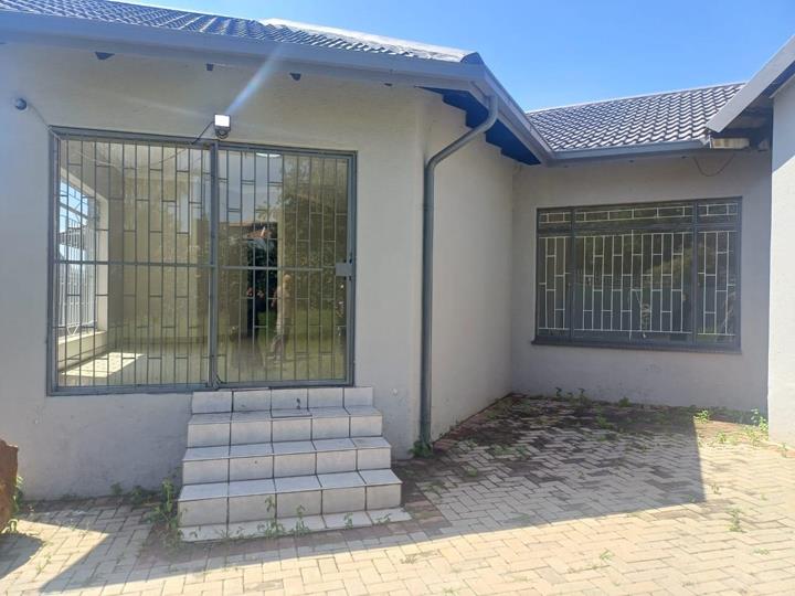 4 Bedroom House for sale in Roshnee - P24-116761433
