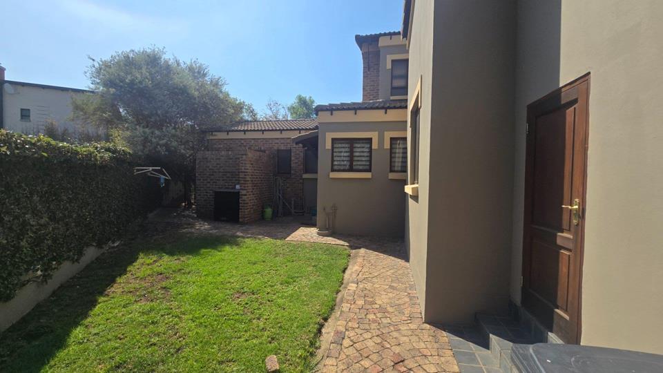 House on auction in Midstream Estate - P24-116774846