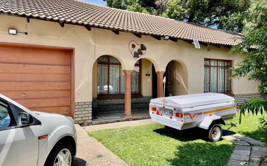 3 Bedroom House for sale in Oos Einde