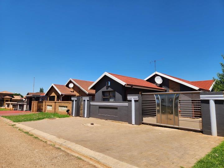 3 Bedroom House for sale in Sebokeng Zone 14 - P24-116788619