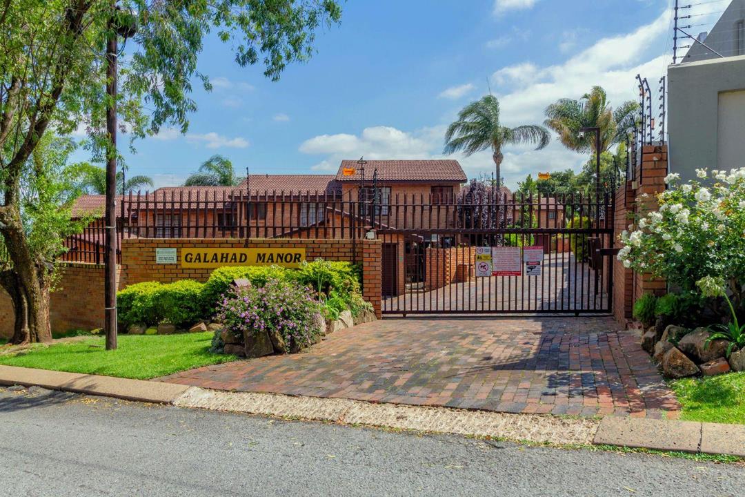 2 Bedroom Townhouse for sale in Radiokop - P24-116792053