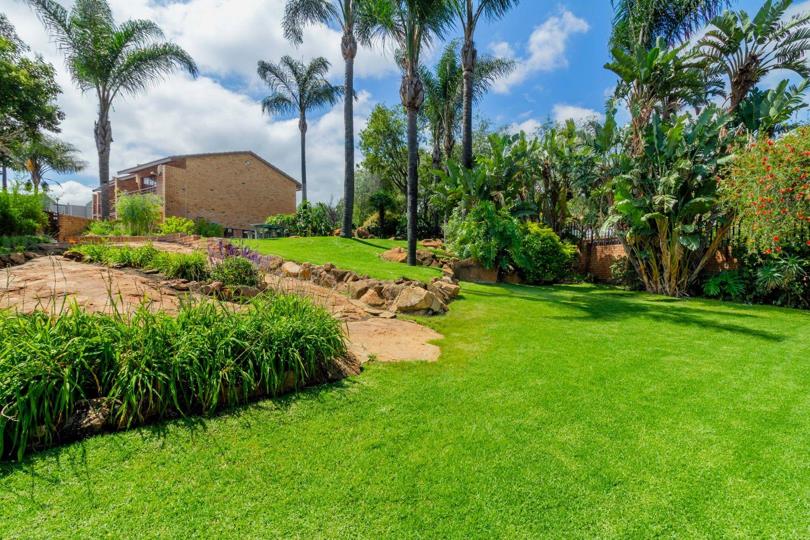 2 Bedroom Townhouse for sale in Radiokop - P24-116792053