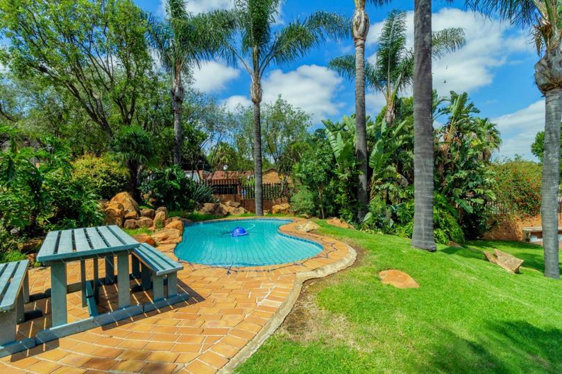 2 Bedroom Townhouse for sale in Radiokop - P24-116792053