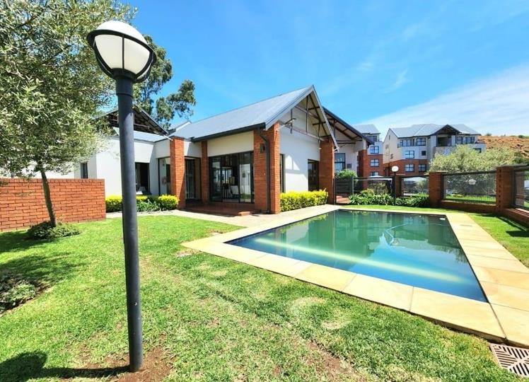 3 Bedroom Townhouse for sale in Oakdene - P24-116805569