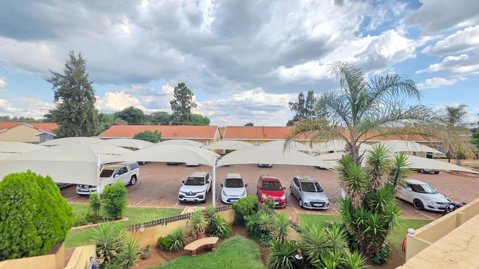 2 Bedroom Townhouse for sale in Kookrus - P24-116815281