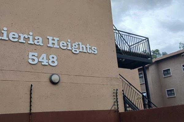 Spacious 2-bedroom 2-bathroom apartment with 2 parking bays
Semi furnished

Charges - 
Deposit: R8500
Admin fee: ...