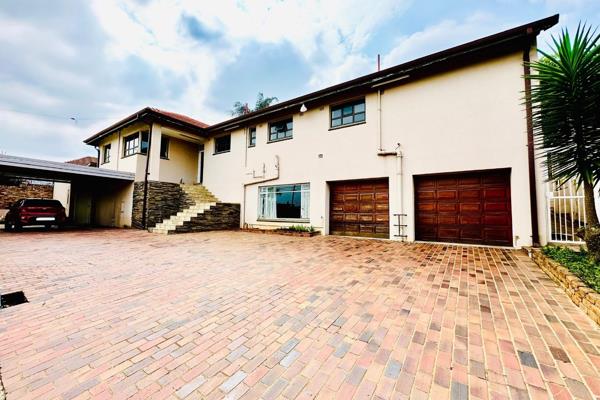 Welcome to your dream home in the sought-after suburb of De Wetshof, perfectly designed to accommodate comfortable family living and ...