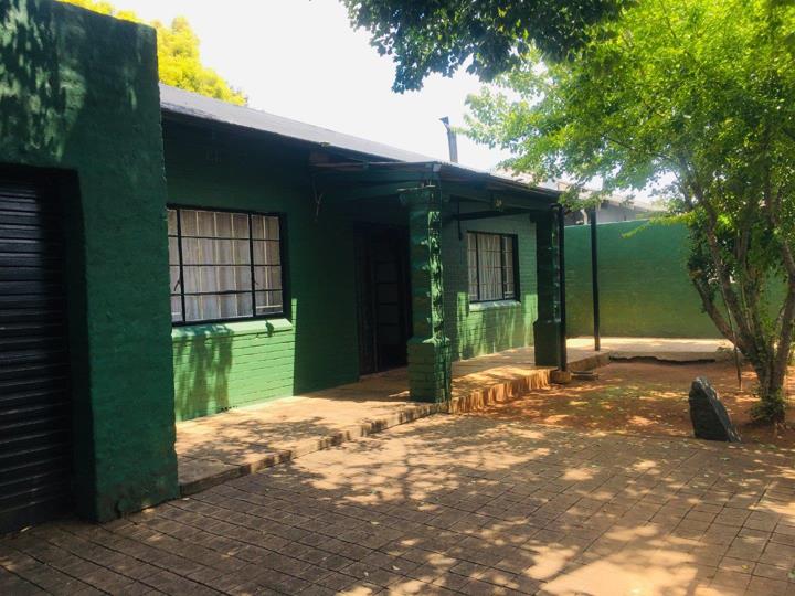 8 Bedroom House for sale in Westdene - P24-116824576