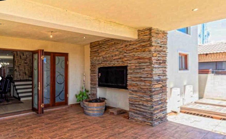5 Bedroom House for sale in Mahube Valley - P24-116824782