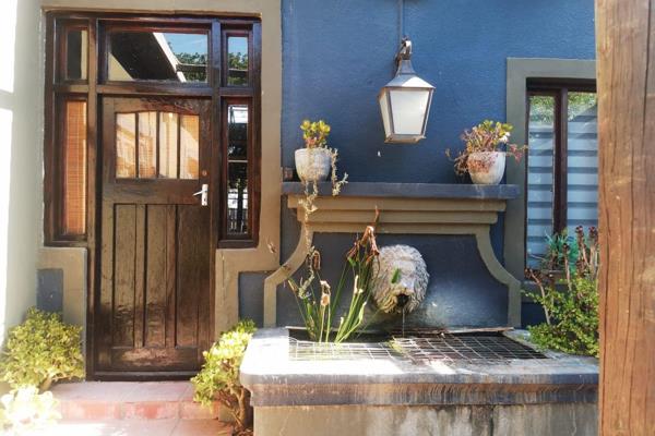 Spacious 2 bedroom cottage to rent on a farm in Wellington. 2,5km outside Wellington on the R44 Hermon road.
The cottage consists of:
- ...