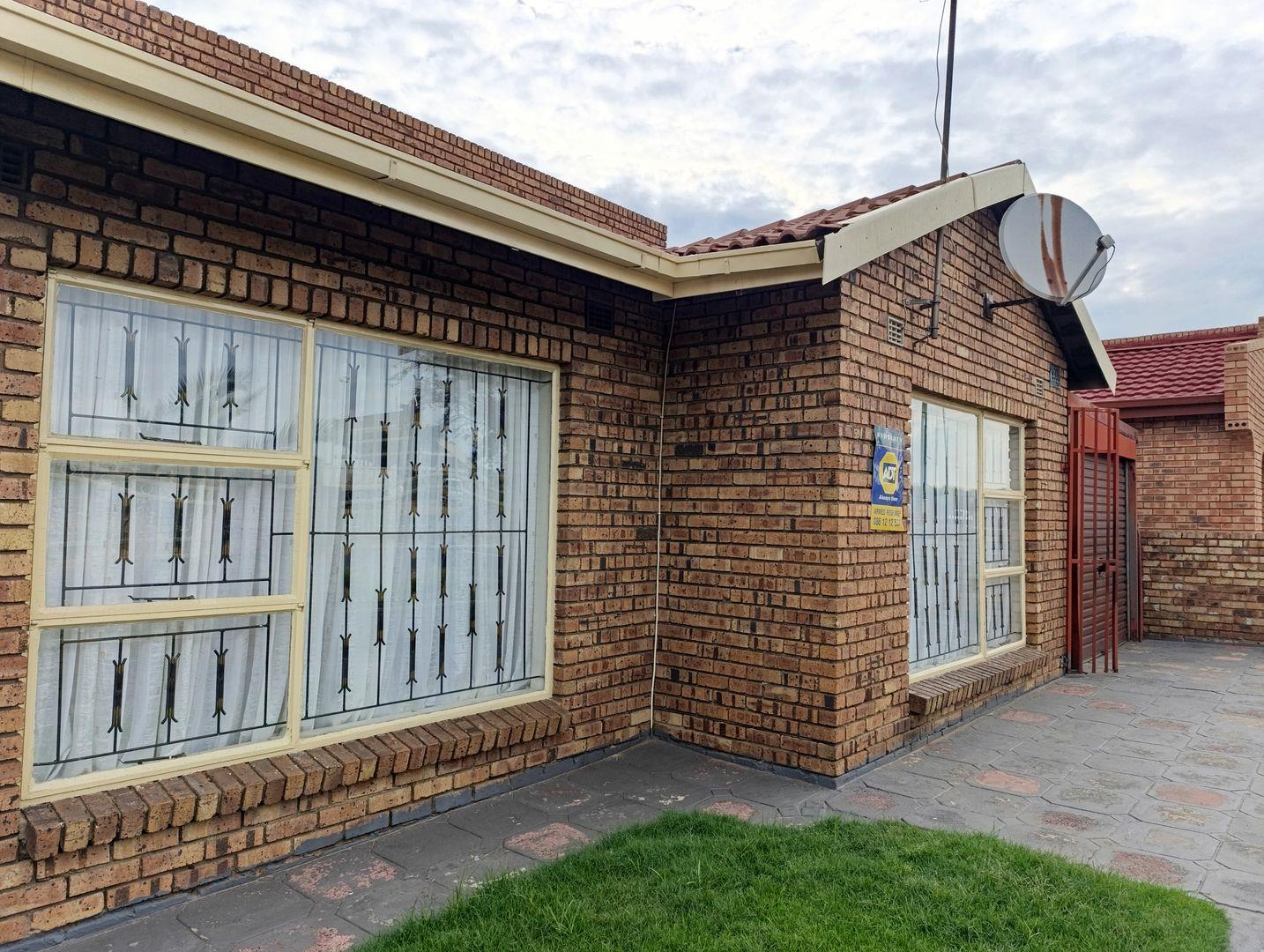 4 Bedroom House for sale in Ackerville - P24-116828067