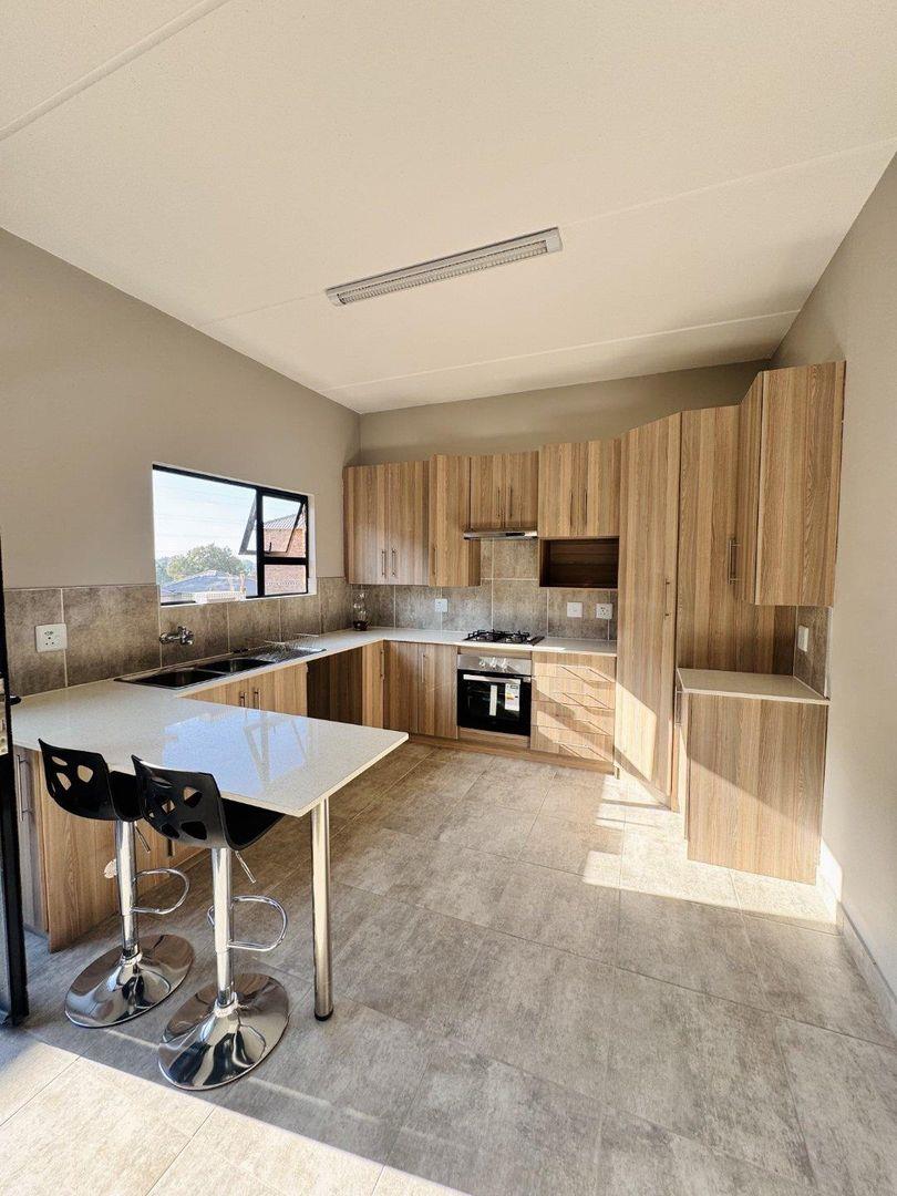 3 Bedroom House for sale in Die Heuwel Ext 2 - P24-116029598
