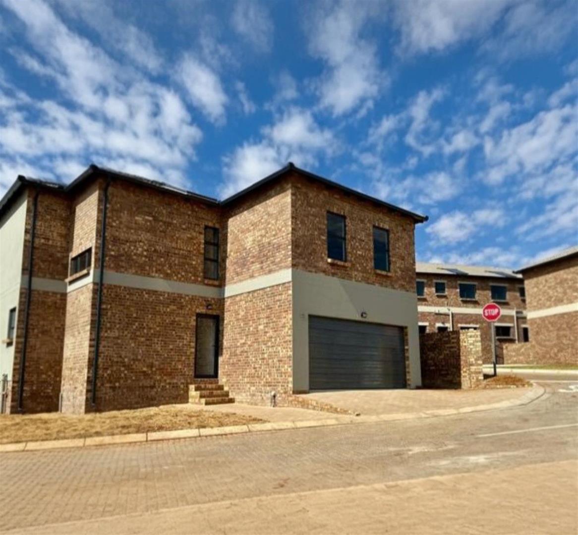 4 Bedroom Townhouse for sale in Die Heuwel Ext 2 - P24-116831361
