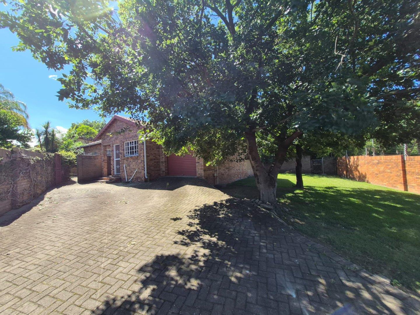 Curated visual reference: Visual Reference: 2 Bedroom Townhouse For Sale In Aviary Hill