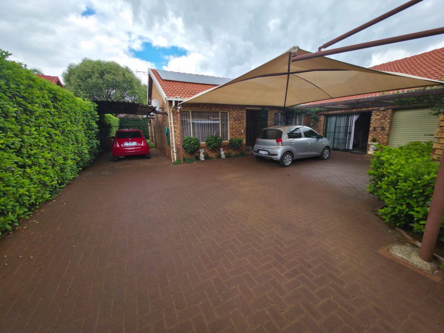 4 Bedroom House for sale in Annlin - P24-116870033