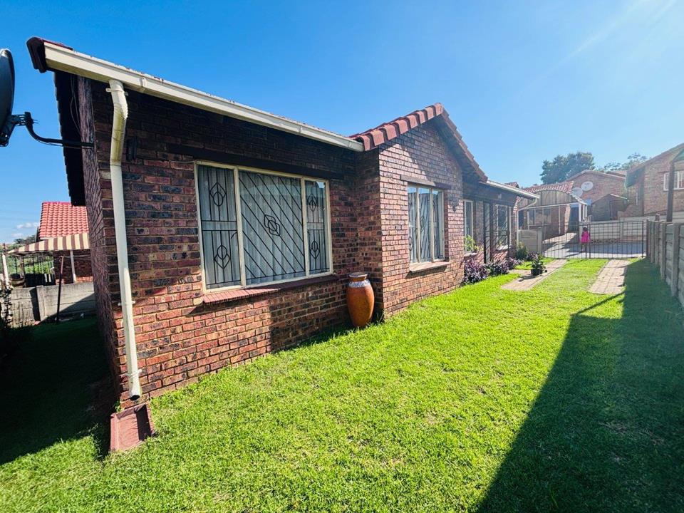 3 Bedroom Townhouse for sale in Mondeor - P24-116837243